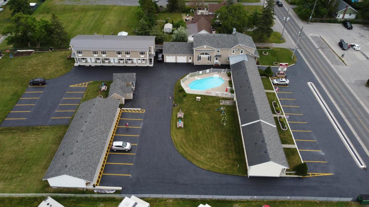 Fox Motor Inn Greater Napanee Exterior photo