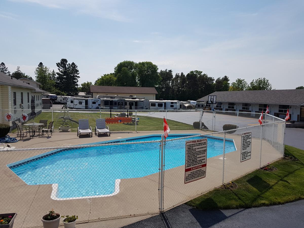Fox Motor Inn Greater Napanee Exterior photo