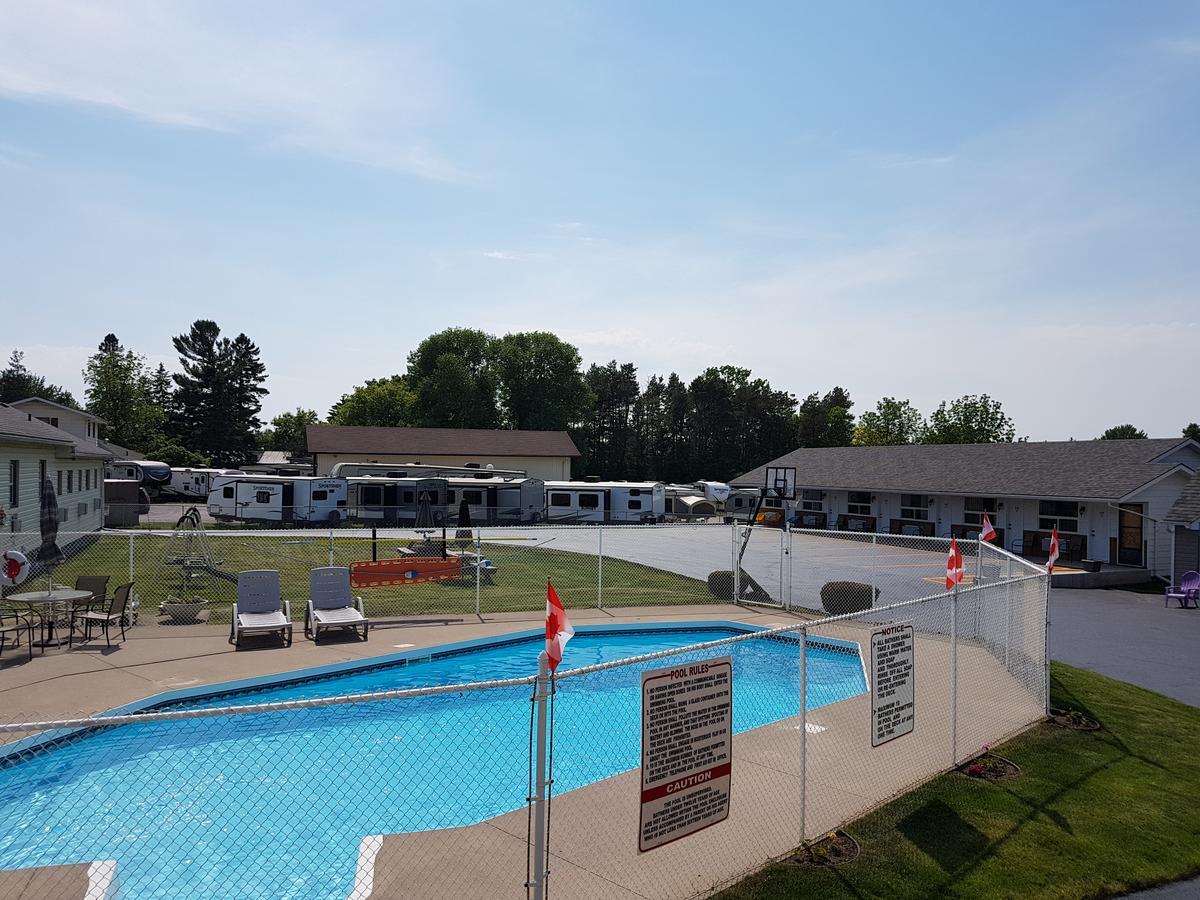 Fox Motor Inn Greater Napanee Exterior photo
