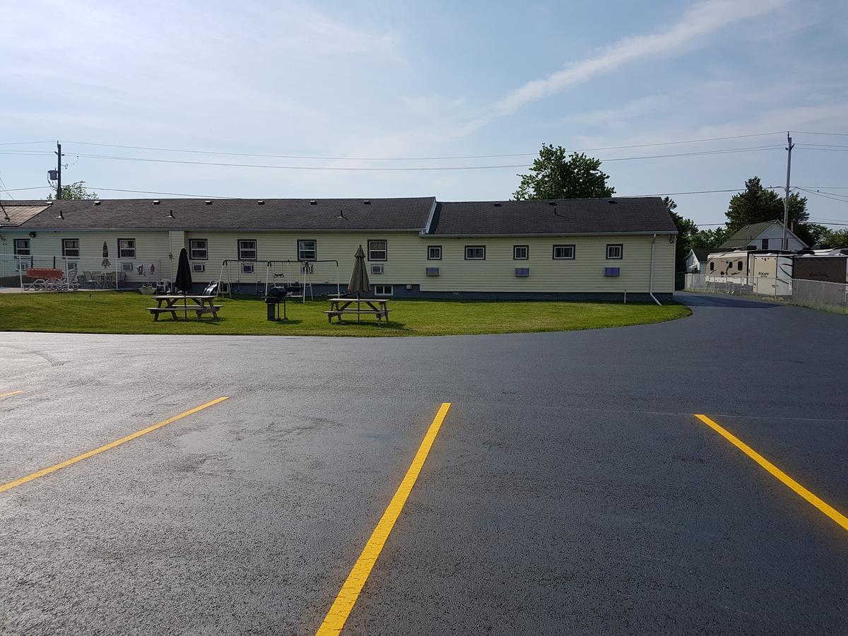 Fox Motor Inn Greater Napanee Exterior photo