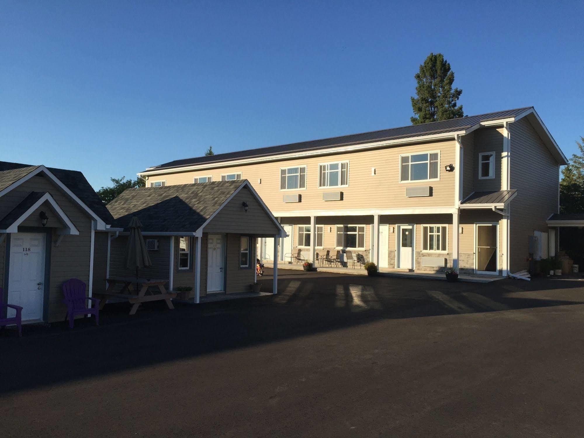 Fox Motor Inn Greater Napanee Exterior photo